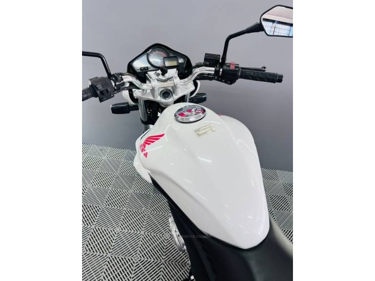 HONDA - CB 300R - 2013/2014 - Branca - R$ 14.900,00