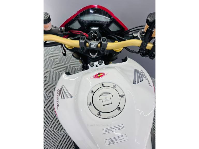 HONDA - CB 1000R - 2015/2015 - Branca - R$ 54.900,00